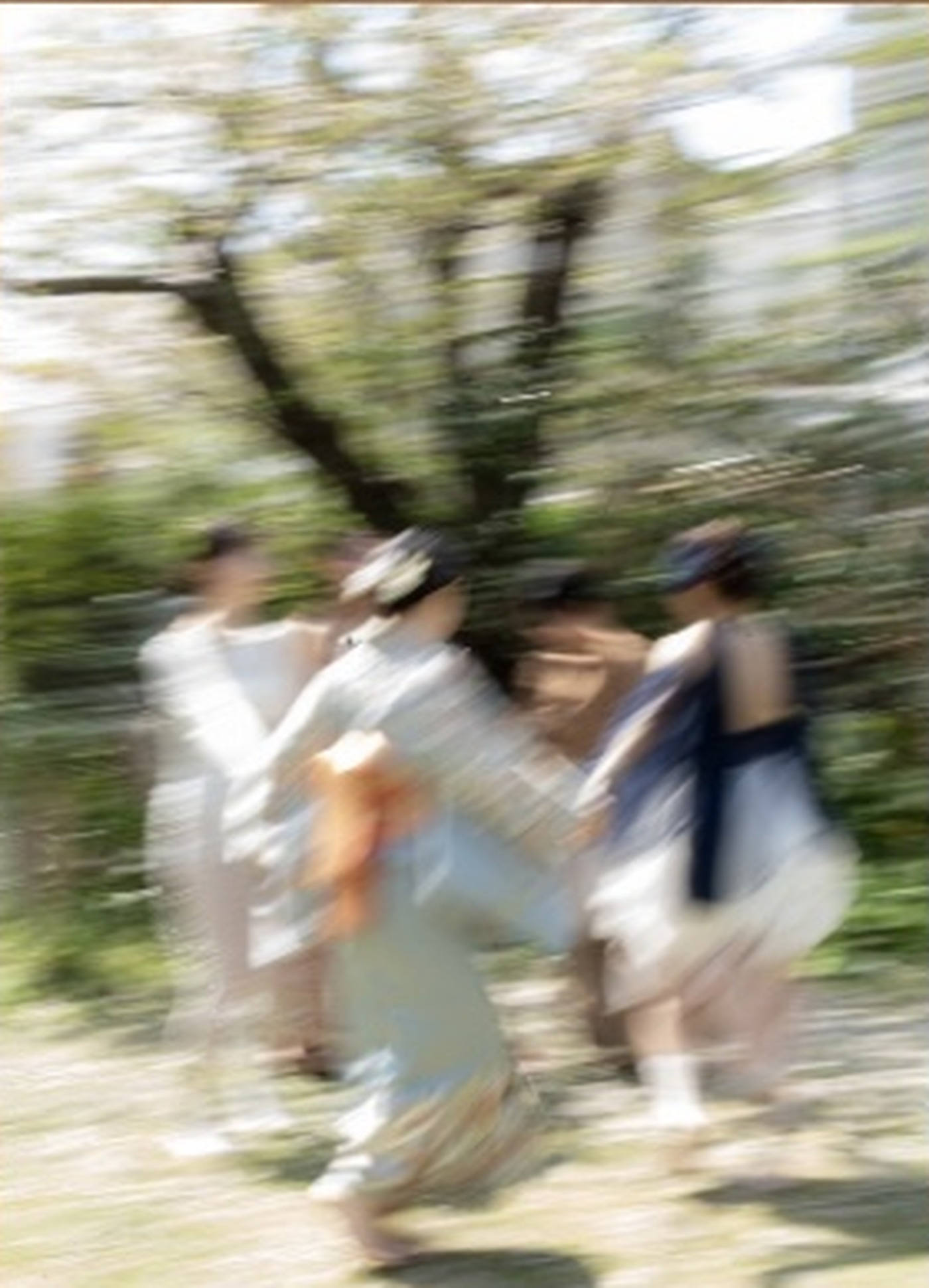桜の下で動きの軌跡を見せる出演者