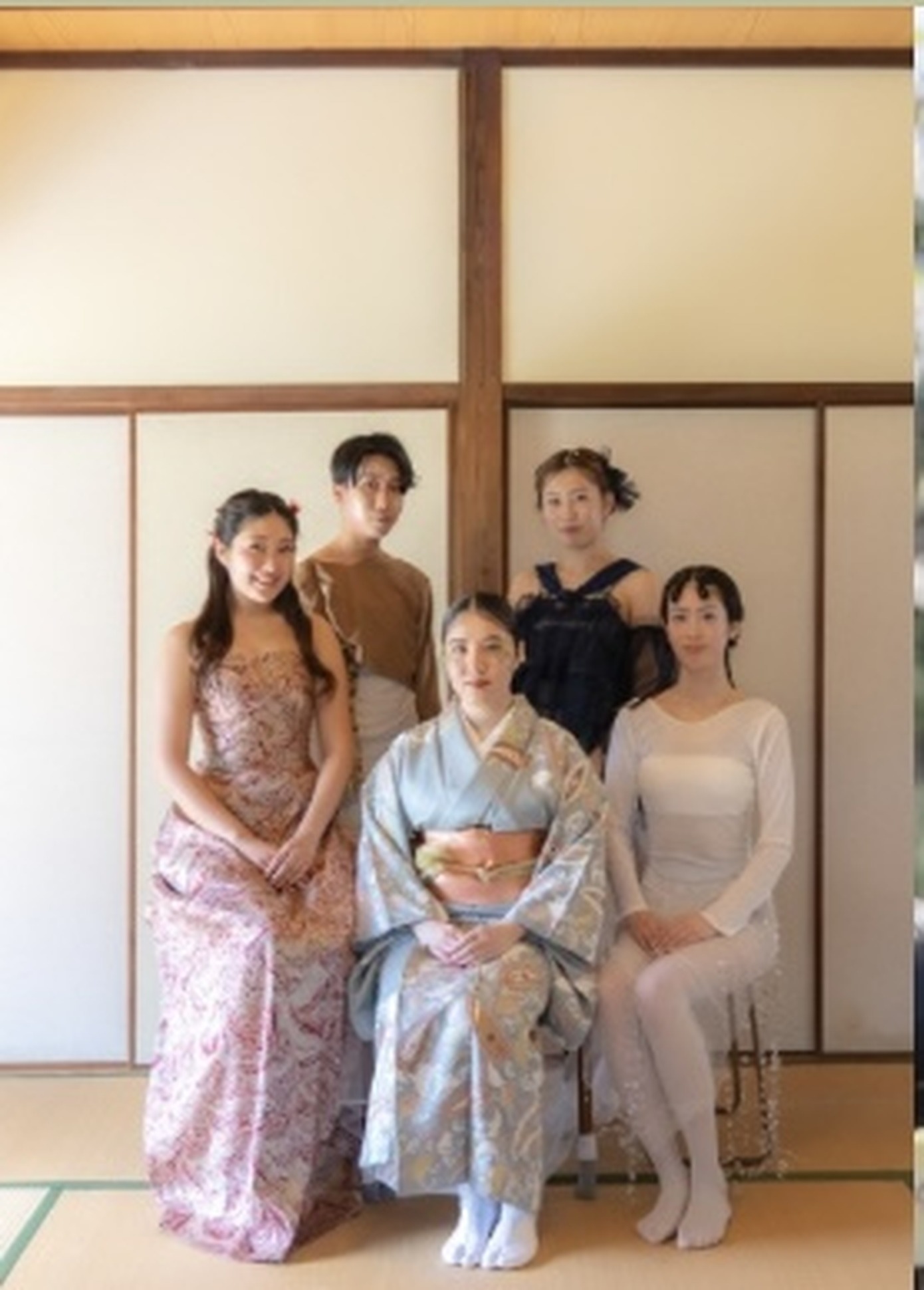 和室で並ぶ出演者