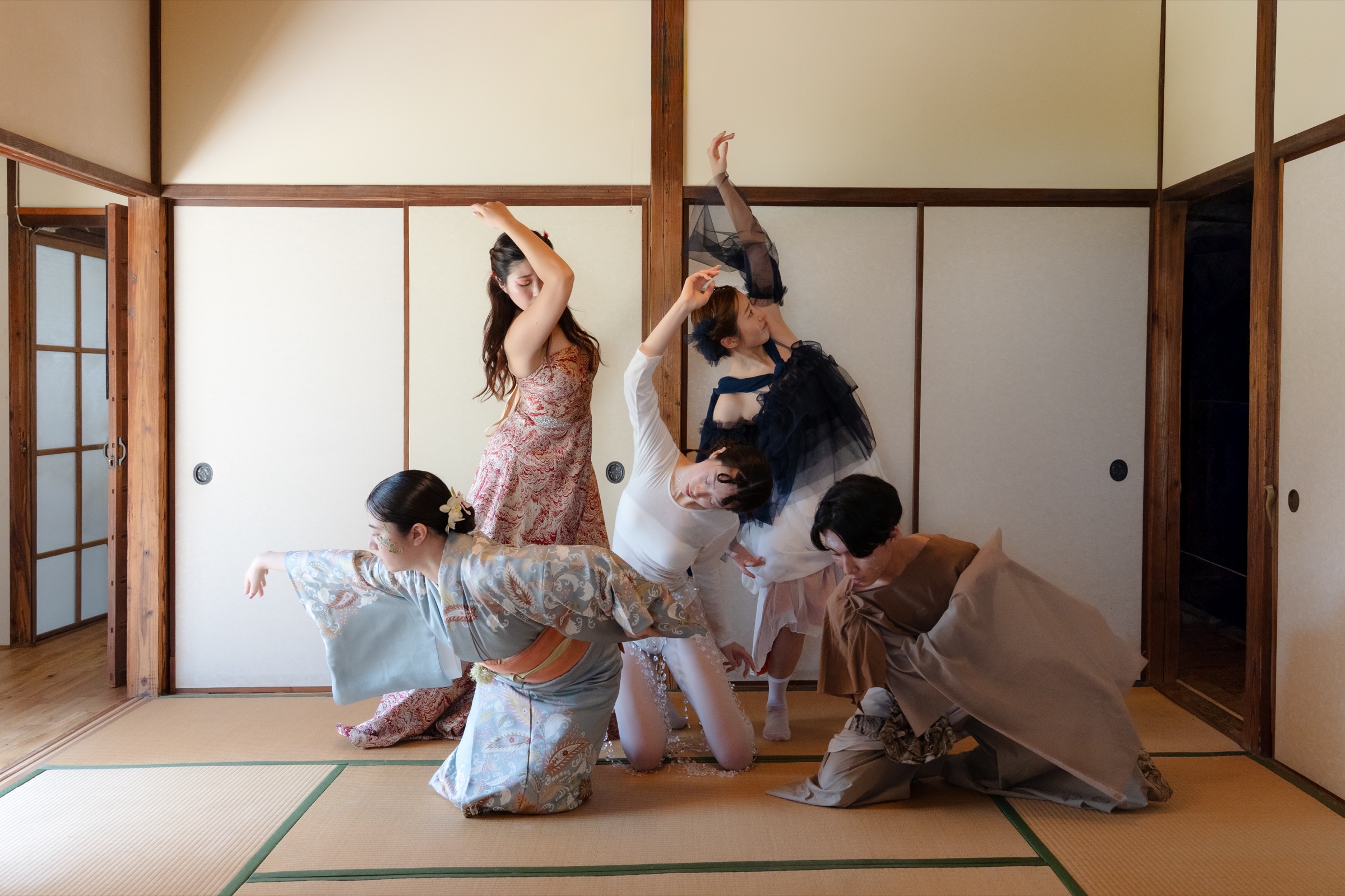 和室で身体を重ねるように踊る出演者